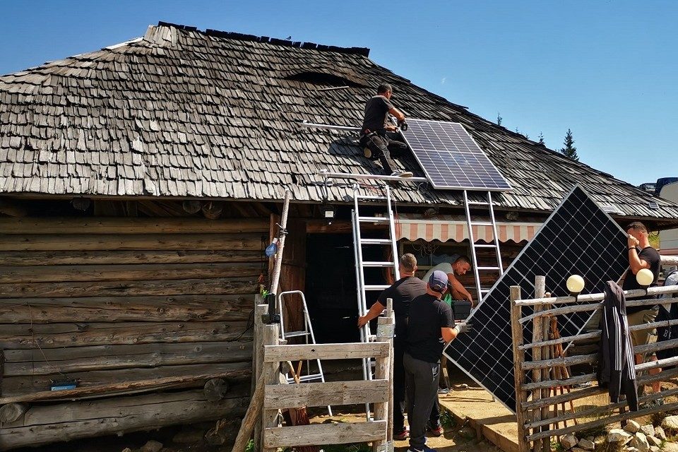 Smart Energy Association: Ten sheepfolds located in the Capatanii Mountains now have electricity through the "Traditional Romania with Clean Energy" project