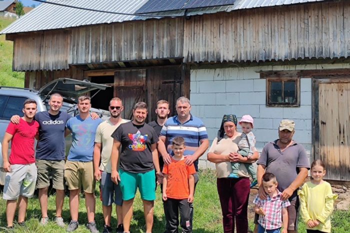 Energia Inteligenta Association switches on the lights in isolated hamlets in the Rodna Mountains