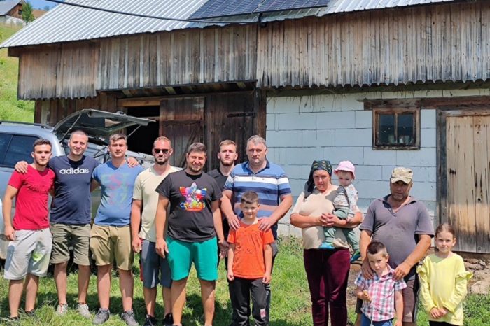 Energia Inteligenta Association switches on the lights in isolated hamlets in the Rodna Mountains