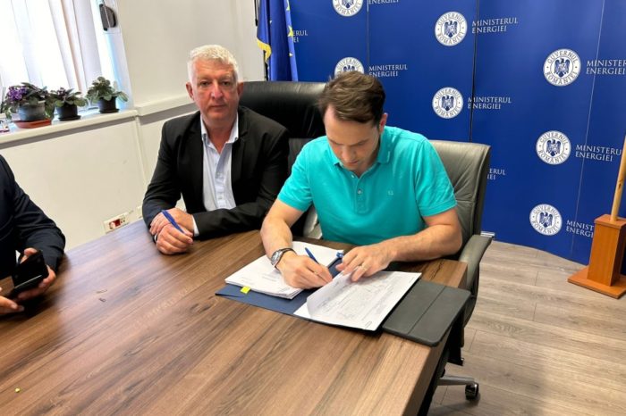 Energy Minister signs 14 financing contracts for photovoltaic panels for town halls and public institutions in total value of 7 million euros